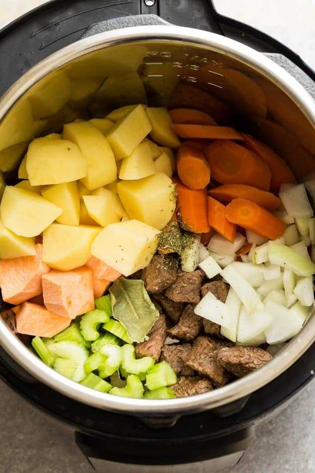 Ингредиенты для приготовления картошки тушеной с мясом