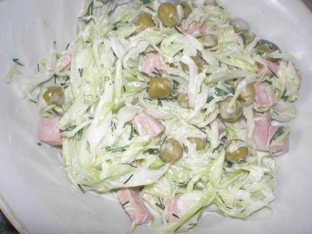 Салат из капусты, зеленого горошка и яиц
