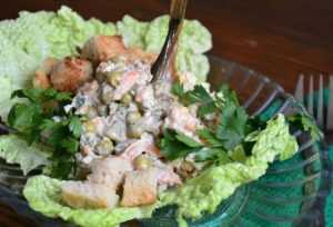 Рецепт салата со шпротами и сухариками