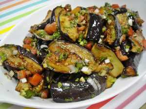 Горячий салат из баклажанов: рецепты