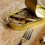 Бутерброды с соленым огурцом и шпротой "Золотая рыбка"