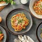 Спагетти с колбасой: вкусный и сытный ужин