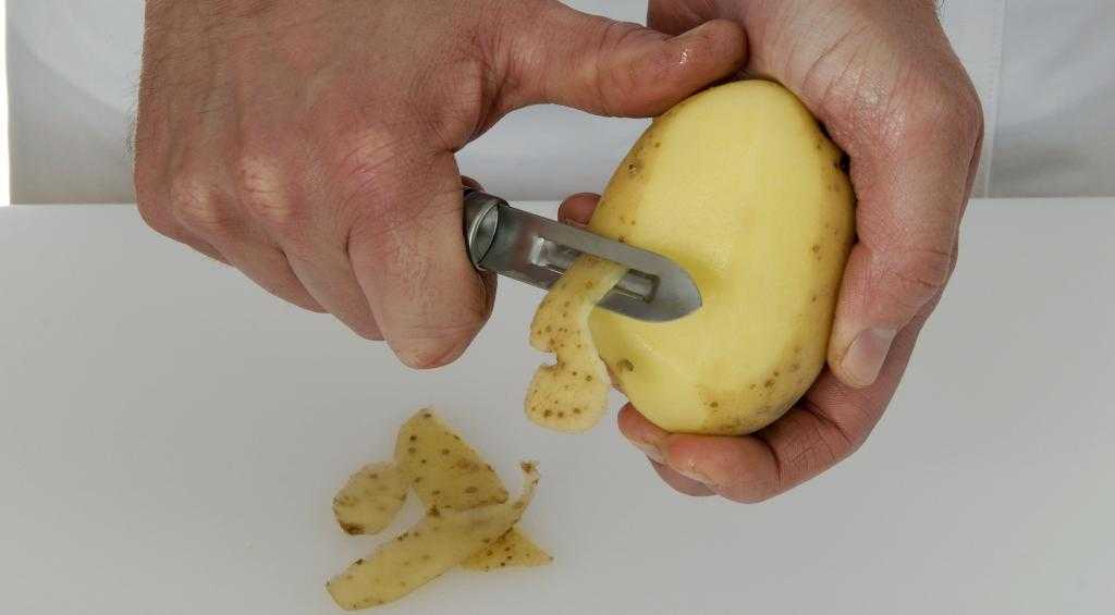 чистить картофель