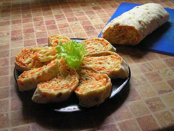 рулет из лаваша сыра и корейской морковки
