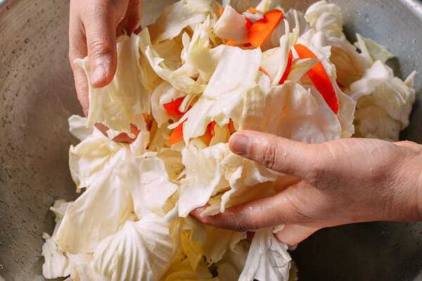 Перемешивание овощей руками