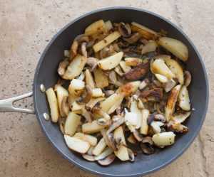 Жареная картошка с грибами и луком: рецепт, советы по приготовлению