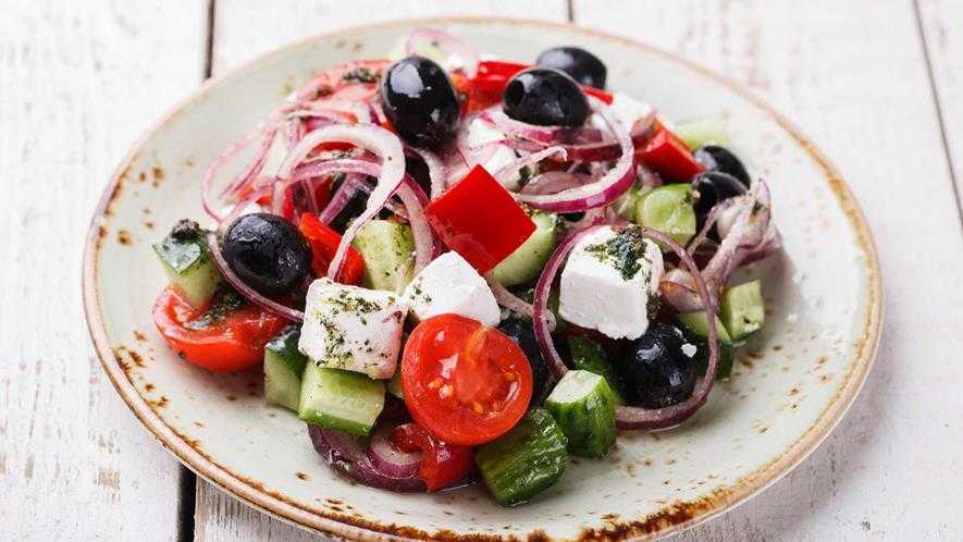 Греческий салат на тарелке