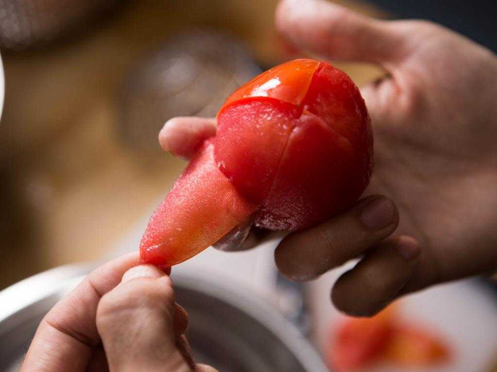 Снятие кожицы с помидора