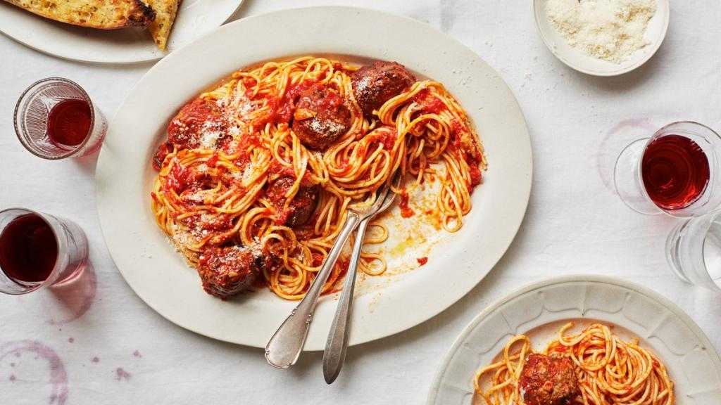 спагетти на столе