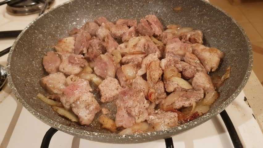 Мясо жаренное на сковороде