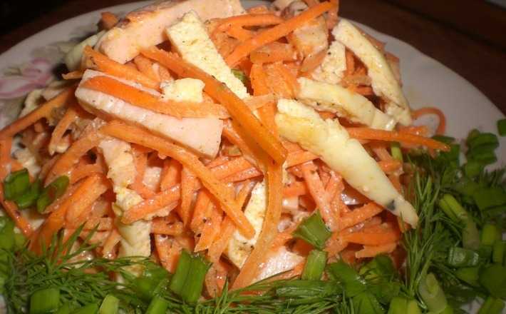 Теплый салат с кальмарами и морковью
