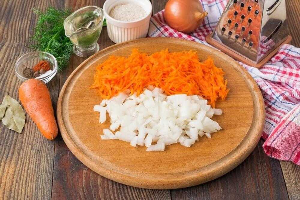 Измельчаем лук и морковь.