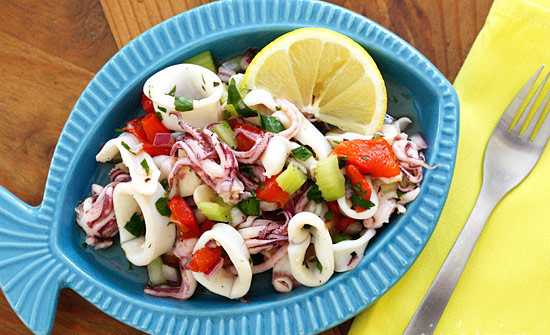 Простые рецепты теплых салатов с кальмарами