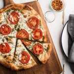 Как приготовить пиццу с брынзой? Простые рецепты