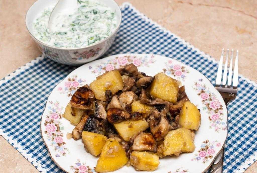 картошка с сушеными грибами тушеная