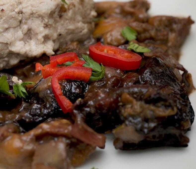 Рецепт свинины с черносливом и грибами на сковороде