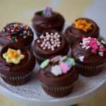 Шоколадные кексы с творожной начинкой: приготовление и оформление