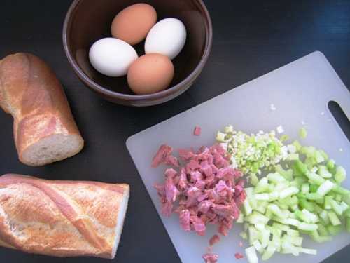 салат с ветчиной сыром и яйцом
