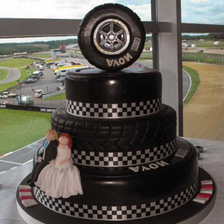 Многоярусный торт из колес