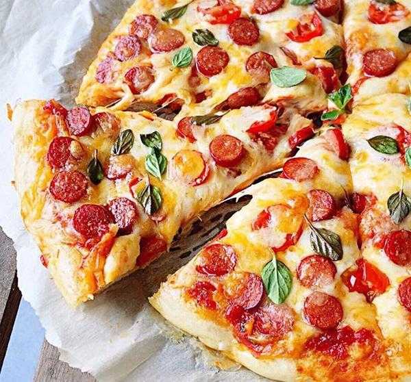 пицца с колбасой и сосисками