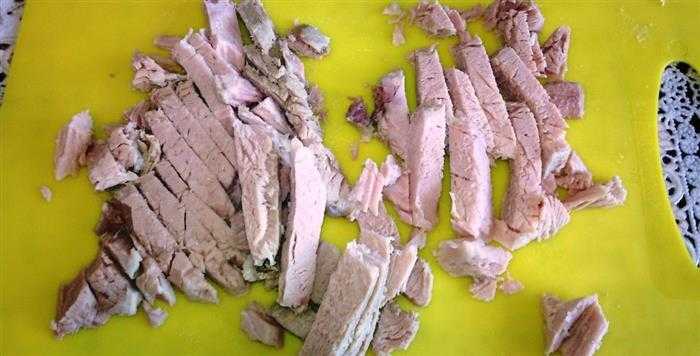 мясо свинины, нарезанное полосками