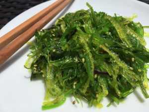 Самый простой салат из морской капусты - рецепты, особенности приготовления