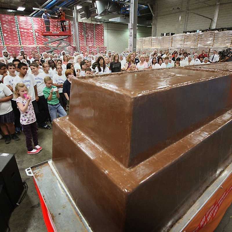 Самая большая шоколадка в мире фото