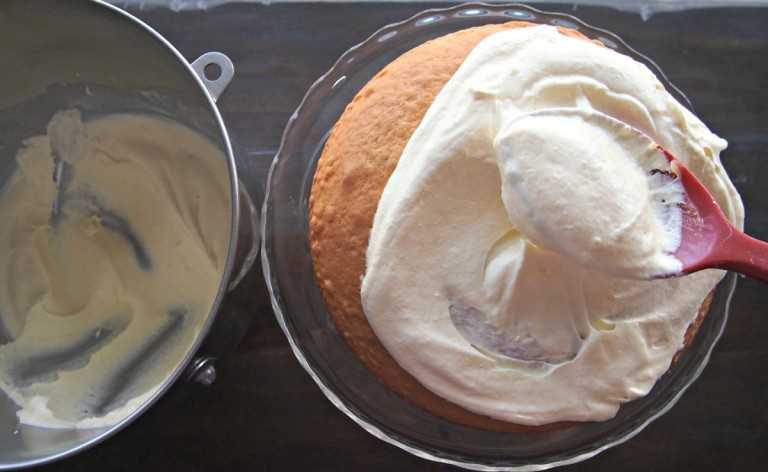 Обработка пирога кремом