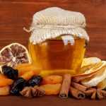 Мед с корицей — полезные свойства и рецепты