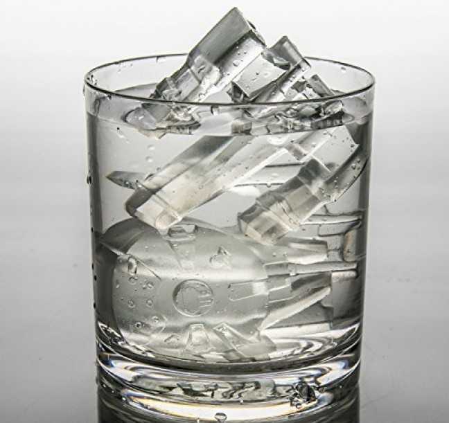 кусочки льда в стакане