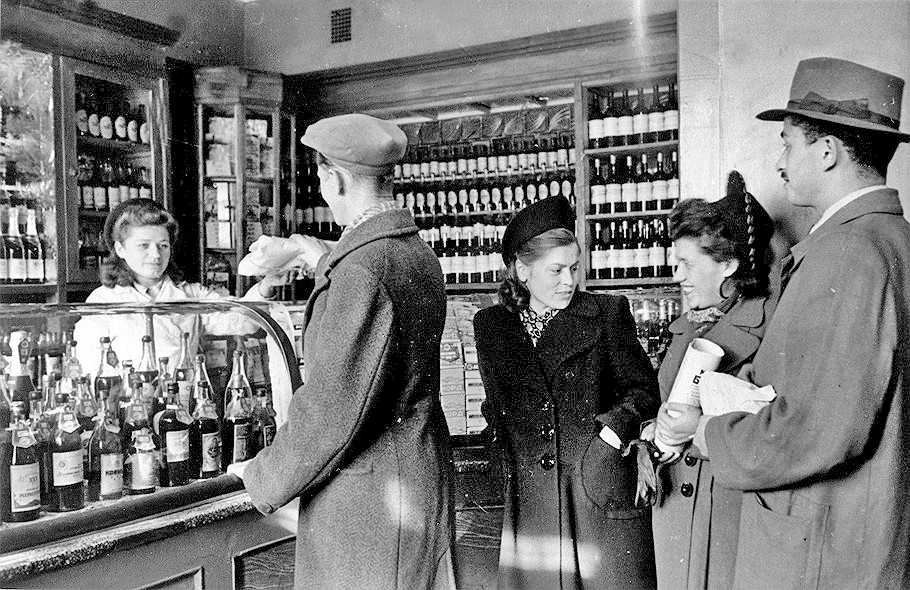 Вино-водочный магазин в СССР, 1947 г.