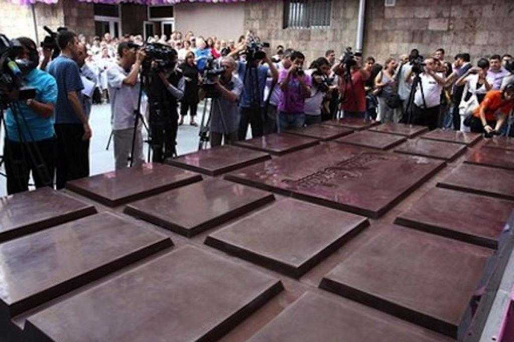 Огромная шоколадка из Армении
