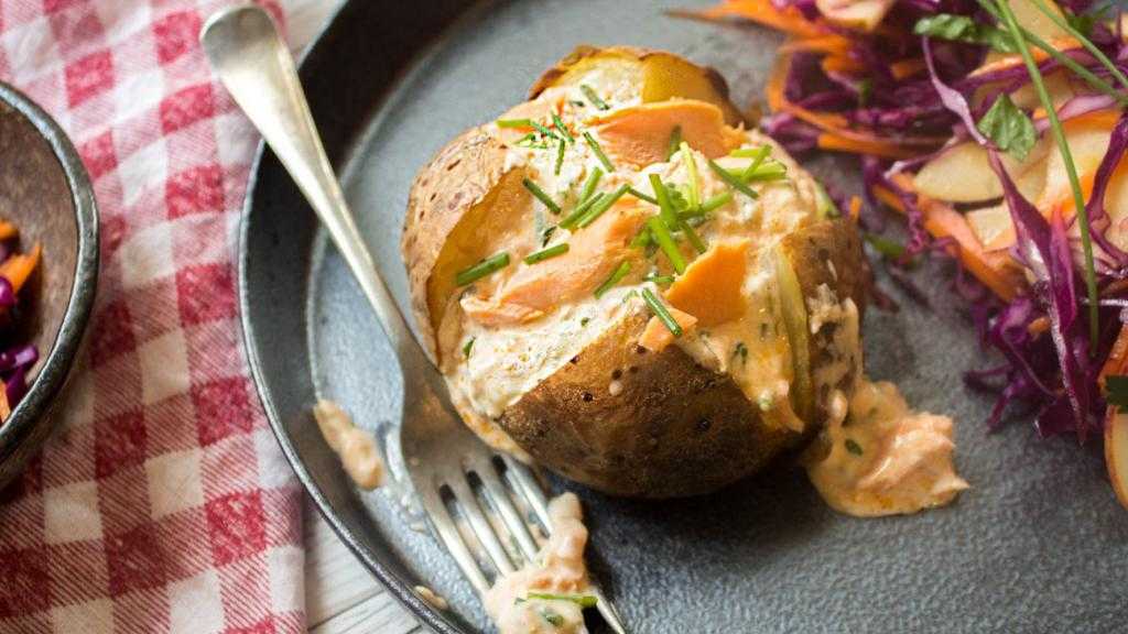 картошка в мундире с овощами