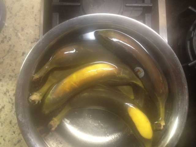 Бананы в кастрюле