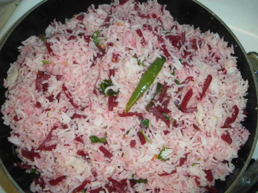 Розовый рис с овощами