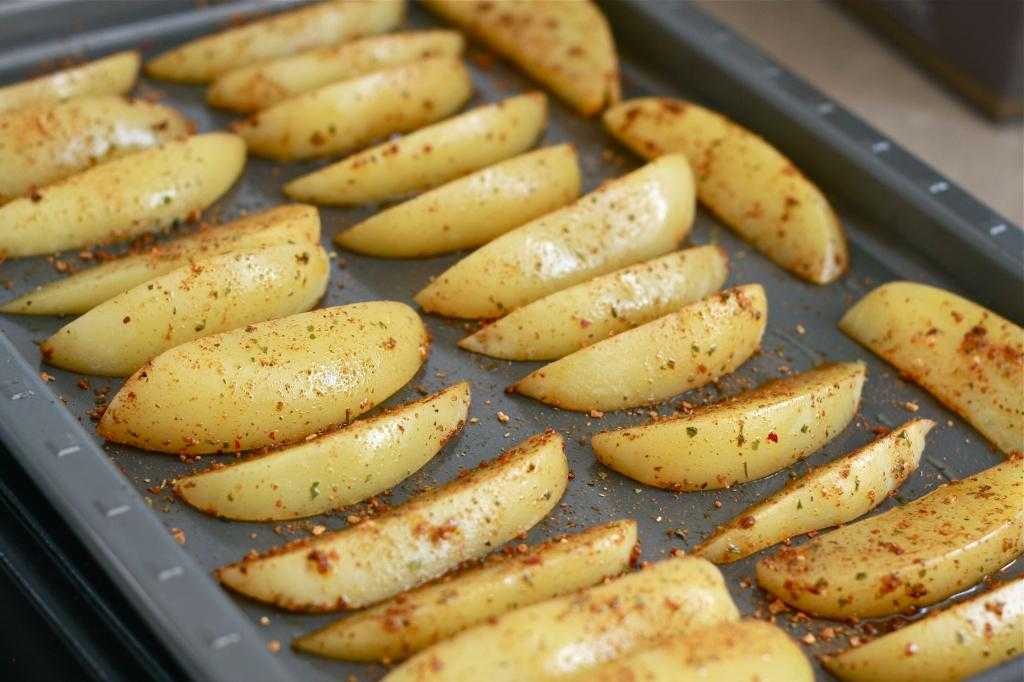 Сколько готовить картошку по-деревенски в духовке