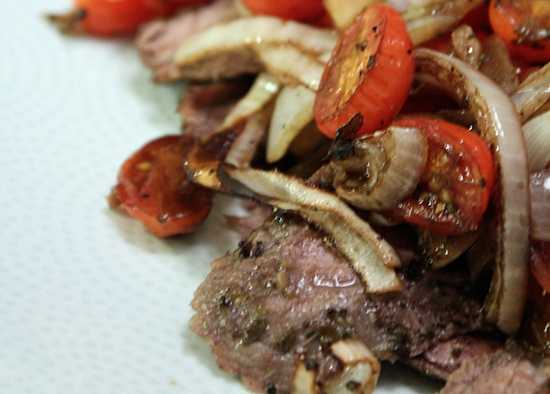 мясо в духовке с помидорами и луком