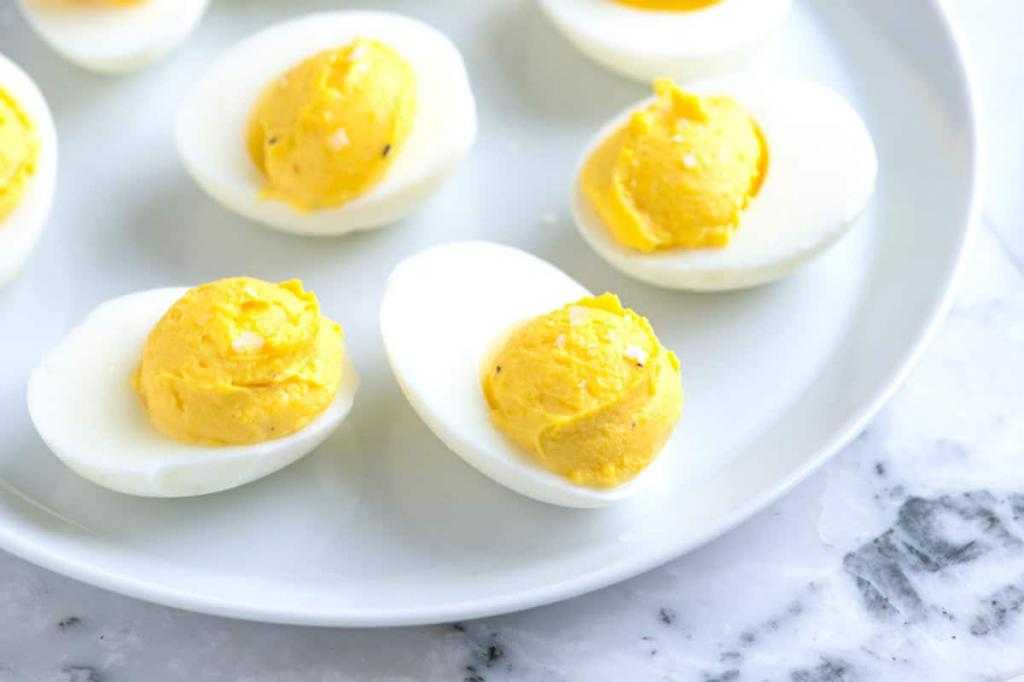 яйца фаршированные скумбрией в масле