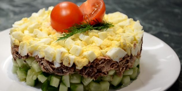 Салат с тунцом, огурцами и яйцами