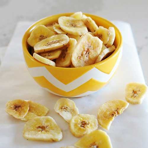 Банановые чипсы в тарелке