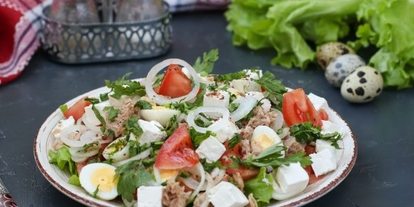Салат с тунцом, помидором, перепелиными яйцами и фетой