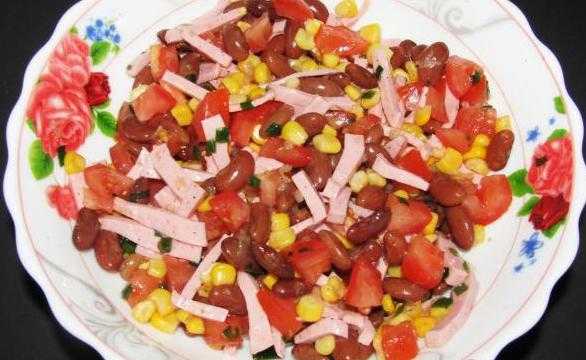 Салат с колбасой, кукурузой и фасолью