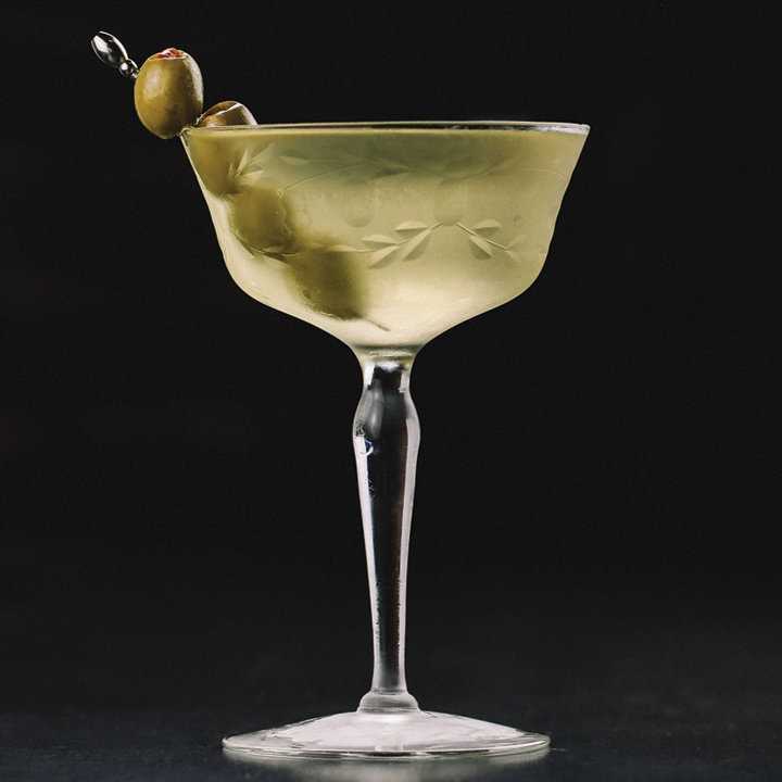 коктейль мартини с оливкой