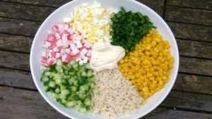 Как приготовить крабовый салат с кукурузой: ингредиенты, классический рецепт