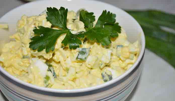 сырный салат с яйцом и чесноком