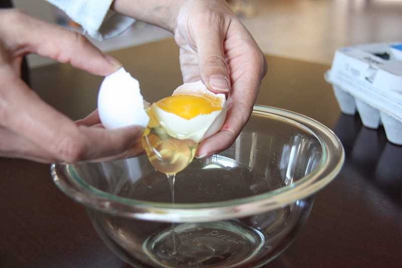 разбивание яйца