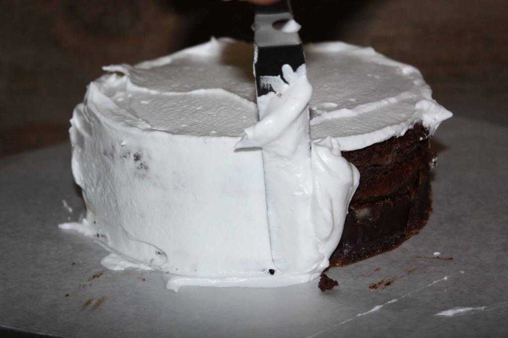 Плотный крем для выравнивания торта