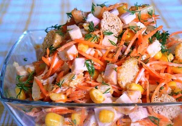 рецепт салата с фасолью сухариками и колбасой