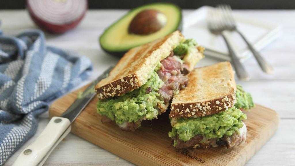 Гуакамоле станет ярким дополнением бутерброда