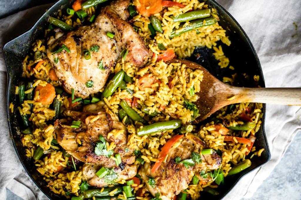 Жареный рис с курицей и овощами